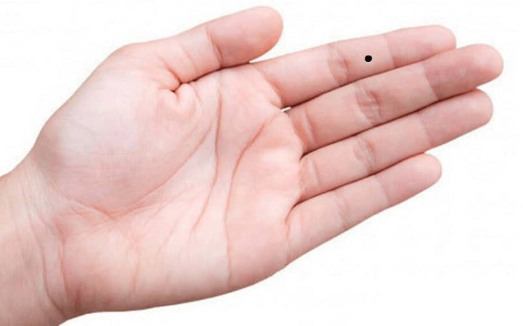 Nốt ruồi son nằm ở dưới ngón trỏ