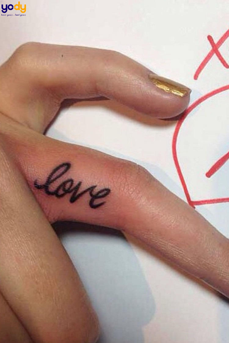 Tattoo chữ Love ở ngón tay