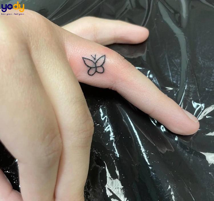 Tattoo hình bướm cute ở ngón tay