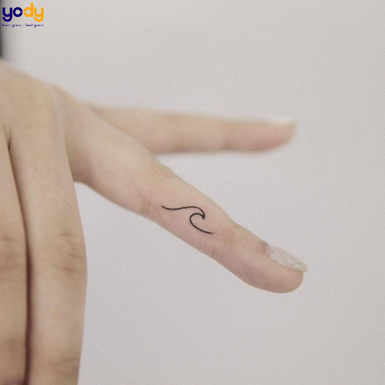 Tattoo sóng ở khe ngón tay