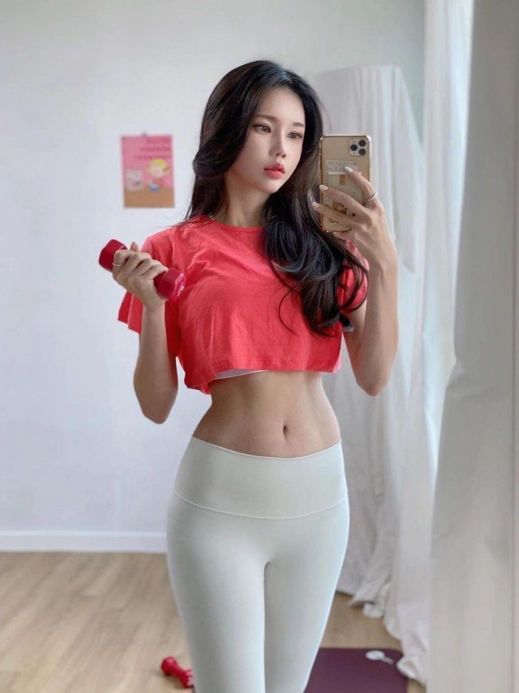 Ảnh eo thon chụp gương che mặt sexy, quyến rũ