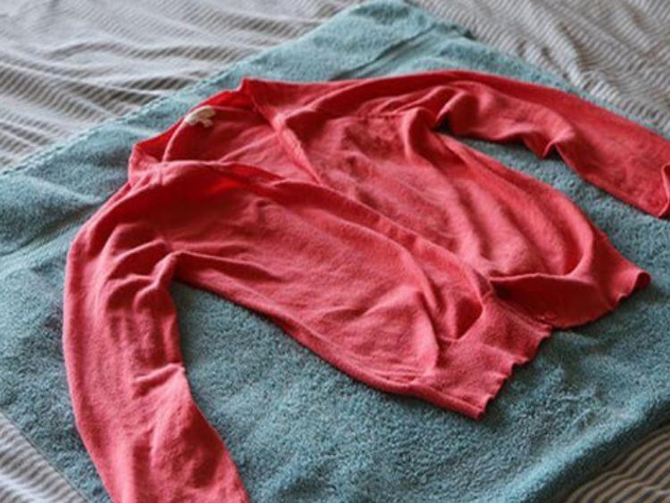 Thao tác phơi áo len lên khăn khô