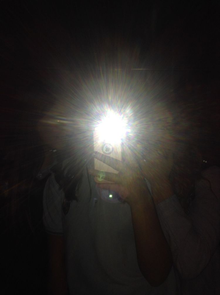 Chụp ảnh trước gương đèn flash theo kiểu bí ẩn