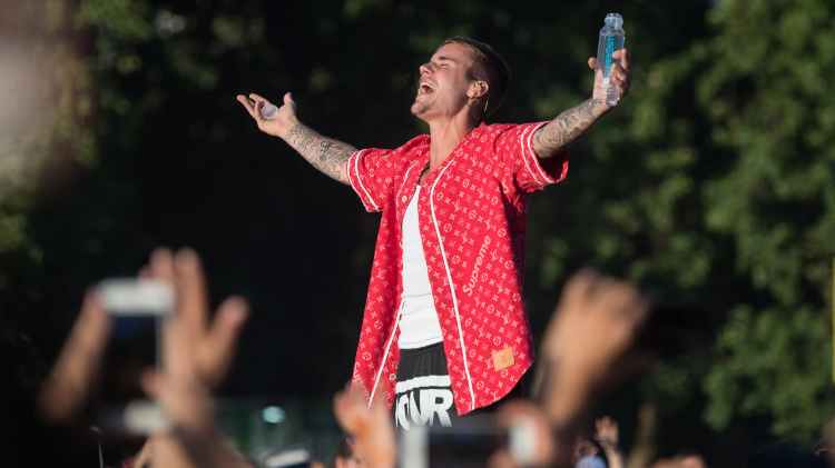 Justin Bieber diện áo LV x Supreme