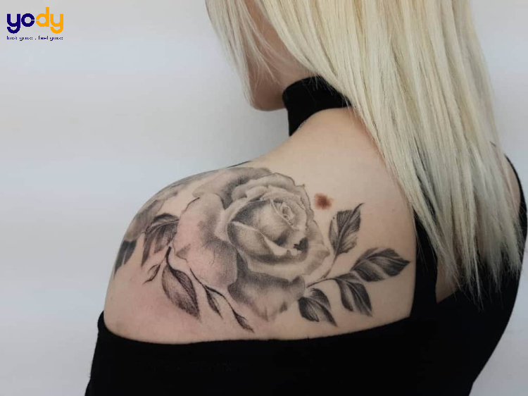 Tattoo bông hồng ở vai gợi cảm