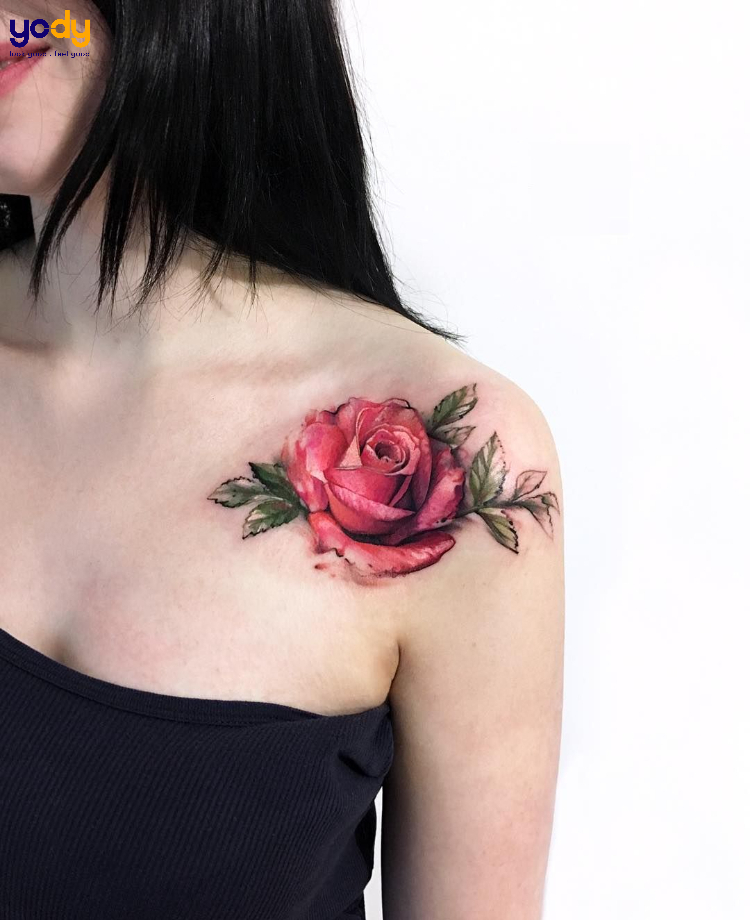 Tattoo bông hồng sexy ở vai