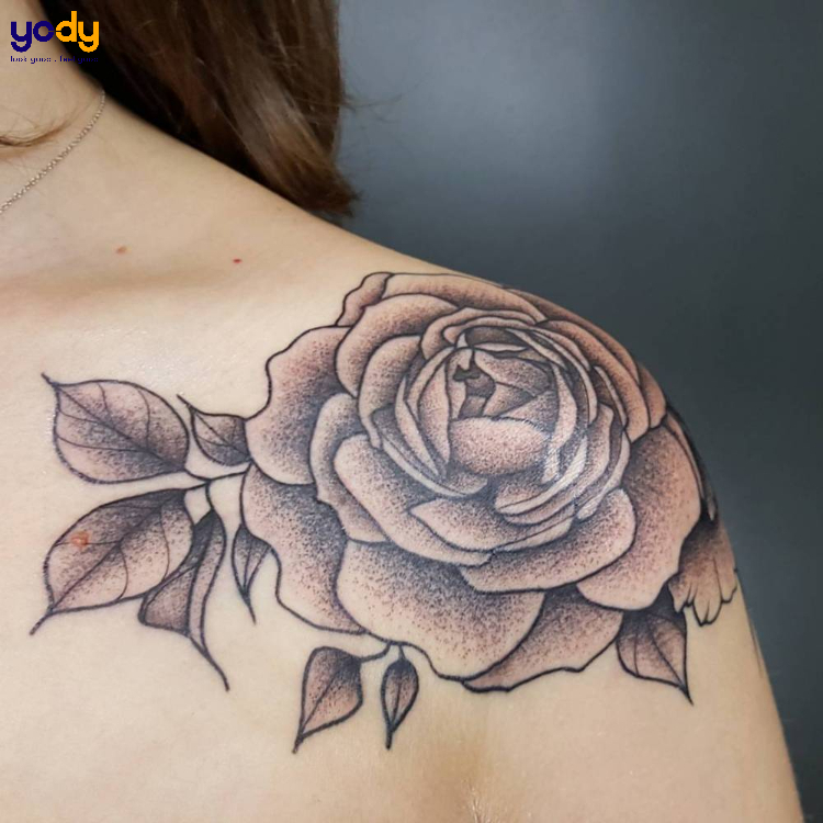 Tattoo bông hồng đơn giản ở vai