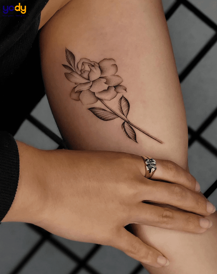 Tattoo bông hồng cá tính ở tay