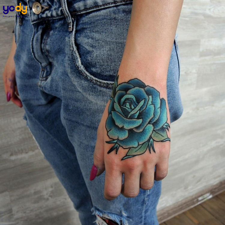 Tattoo bông hồng xanh cực đẹp ở bàn tay