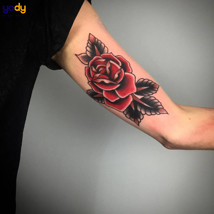 Tattoo bông hồng đỏ rực ở tay