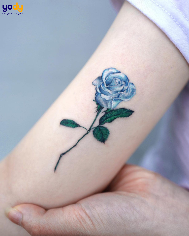 Tattoo bông hồng xanh xinh xắn