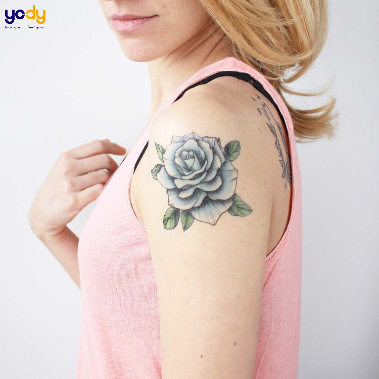 Tattoo bông hồng xanh đẹp ở vai