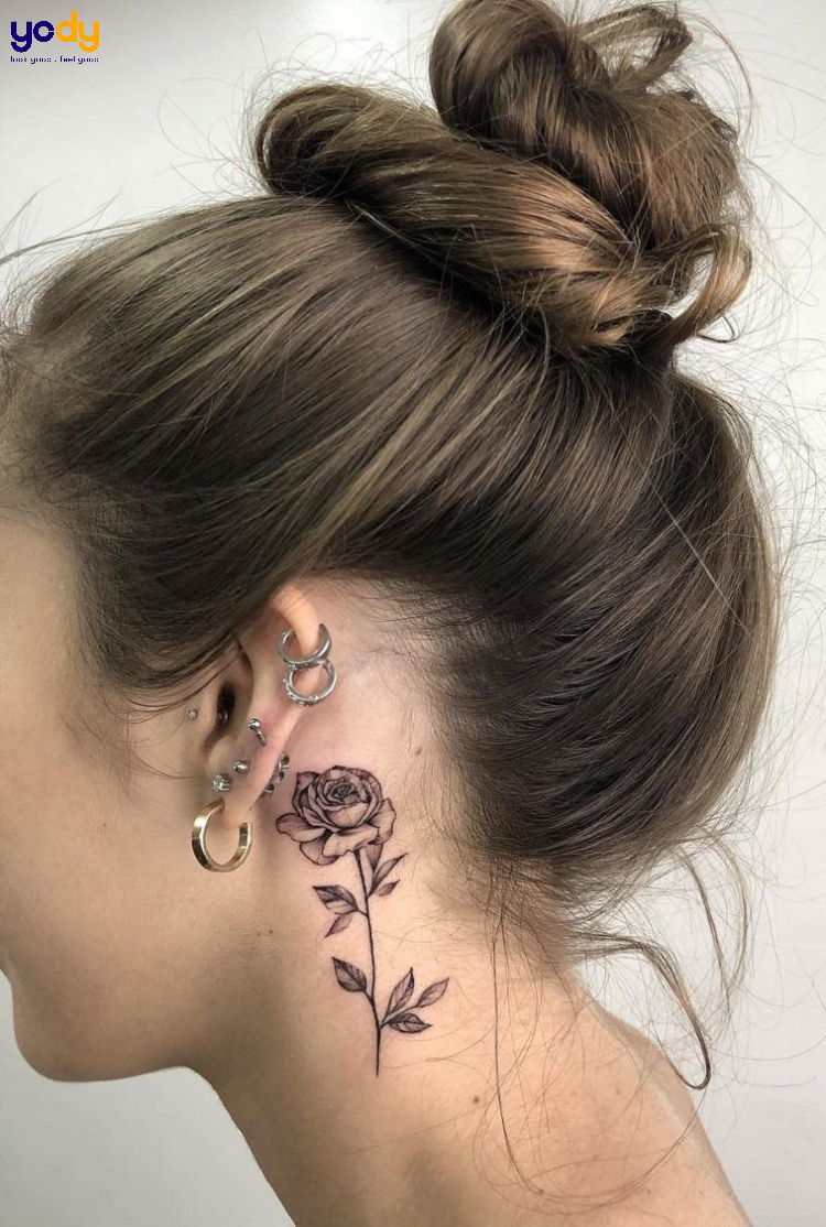 Tattoo hoa hồng nghệ thuật ở cổ