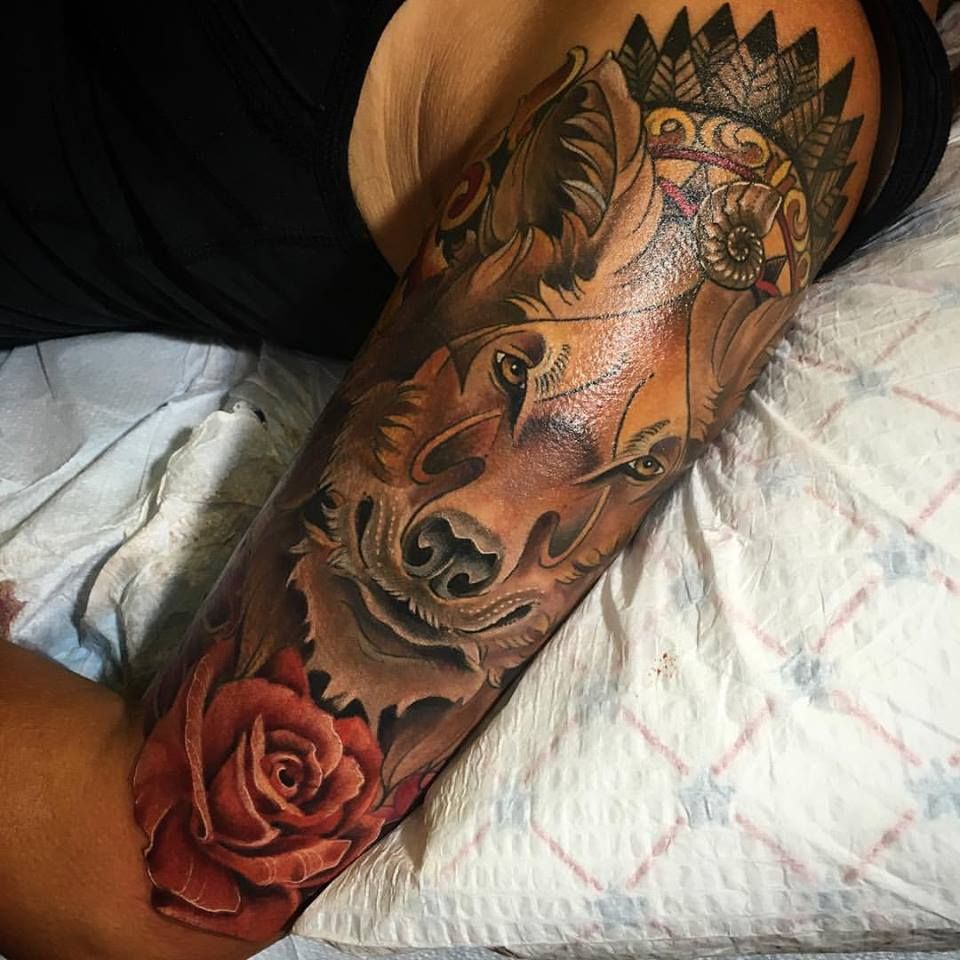 Tattoo con sói và hoa hồng