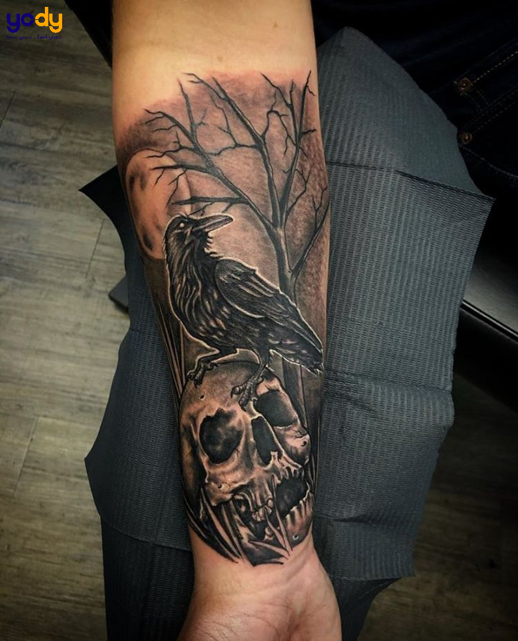 Tattoo đầu lâu cùng con quạ cực chất ở cánh tay
