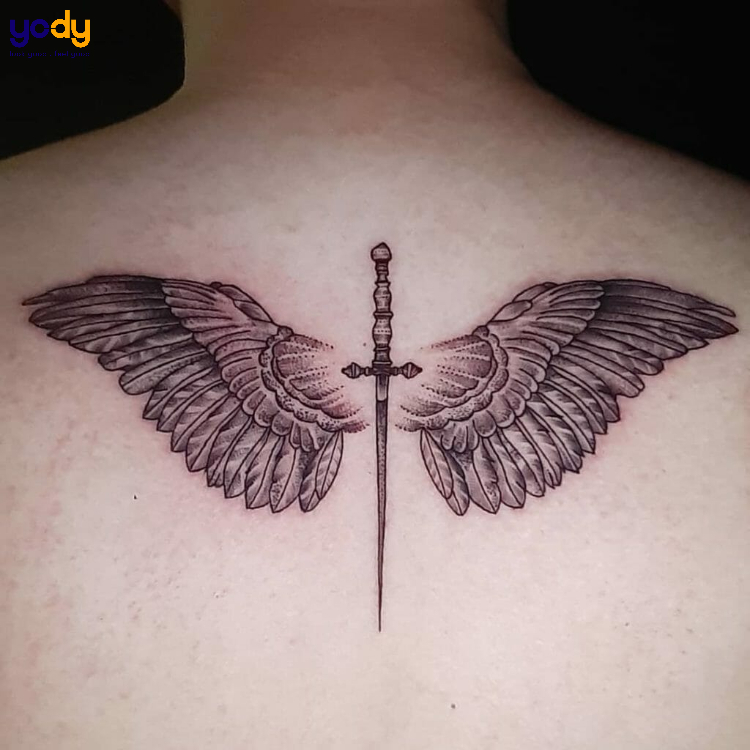 Tattoo đôi cánh và kiếm cool ngầu