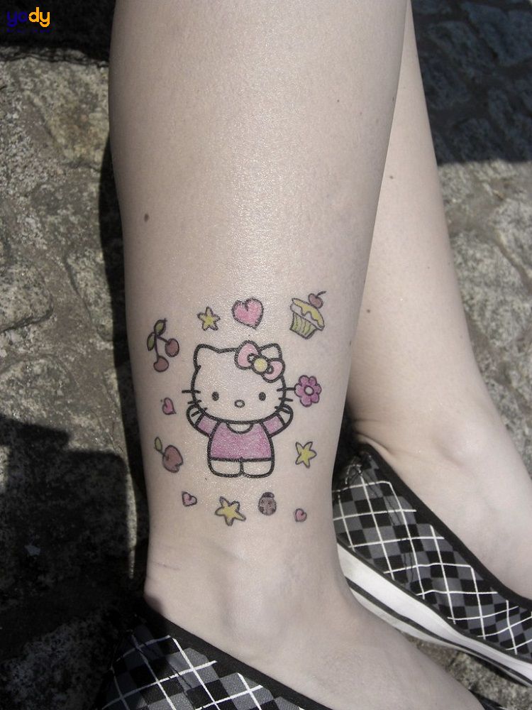 Hình xăm Hello Kitty mắt cá chân