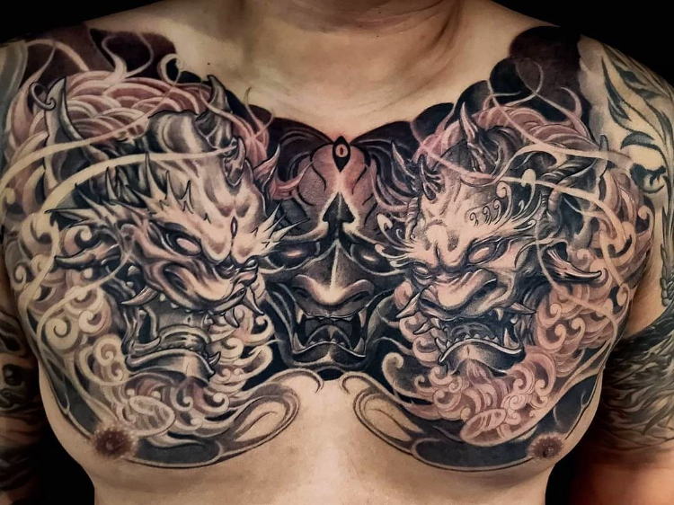 Tatttoo kỳ lân ở ngực cùng hình mặt quỷ Oni