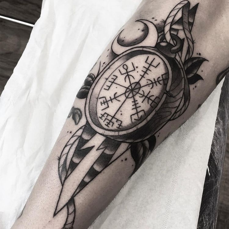 Hình xăm la bàn vegvisir 