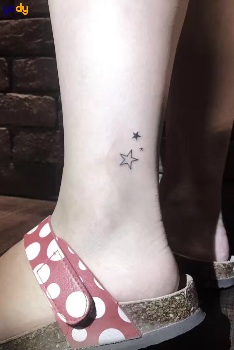 Tattoo ngôi sao mini trên mắt cá chân