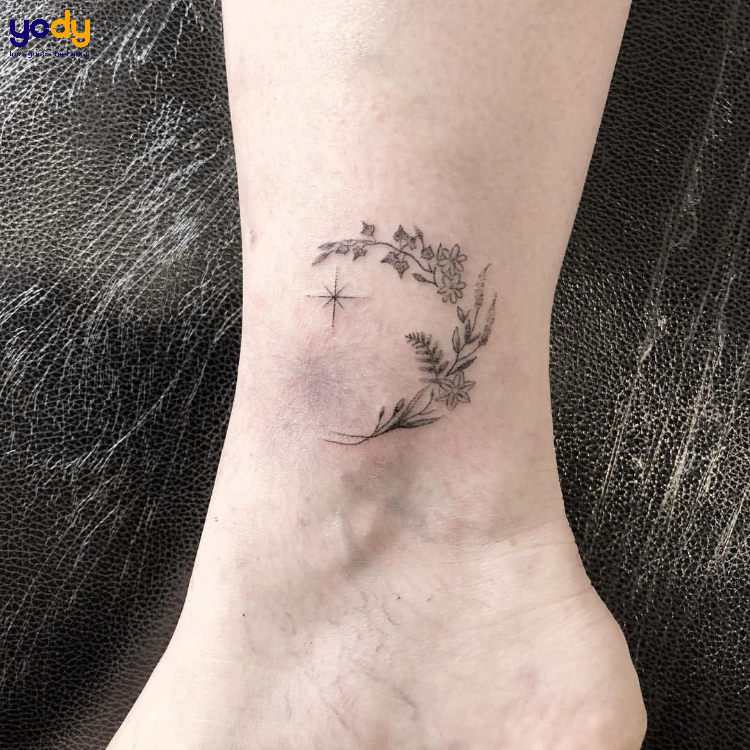 Tattoo ngôi sao cùng hoa văn nữ tính