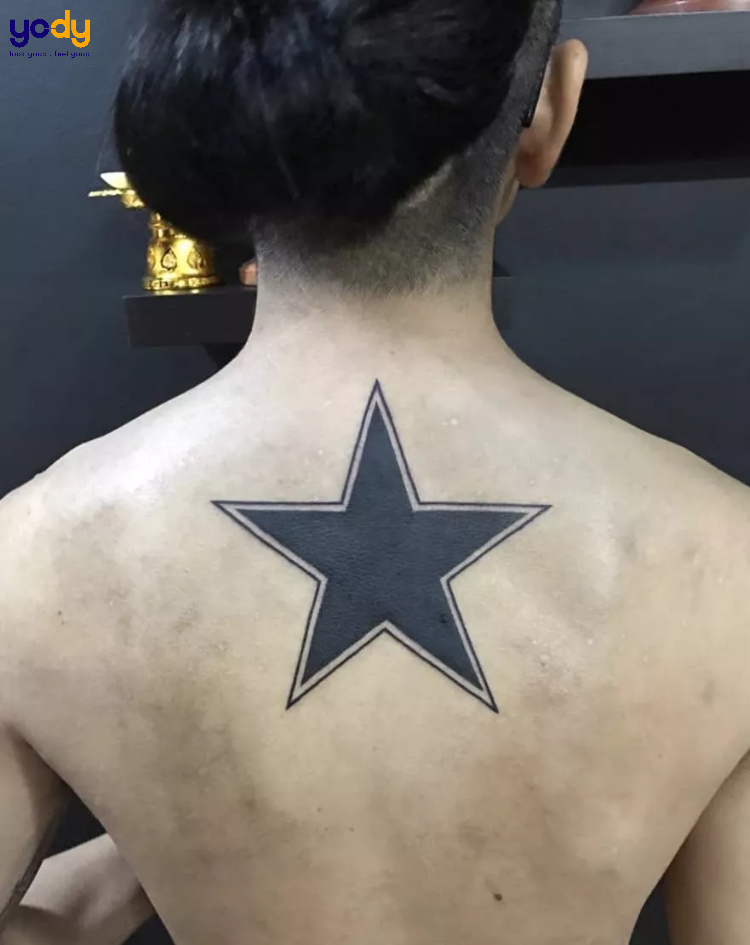 Tattoo ngôi sao siêu to ở lưng