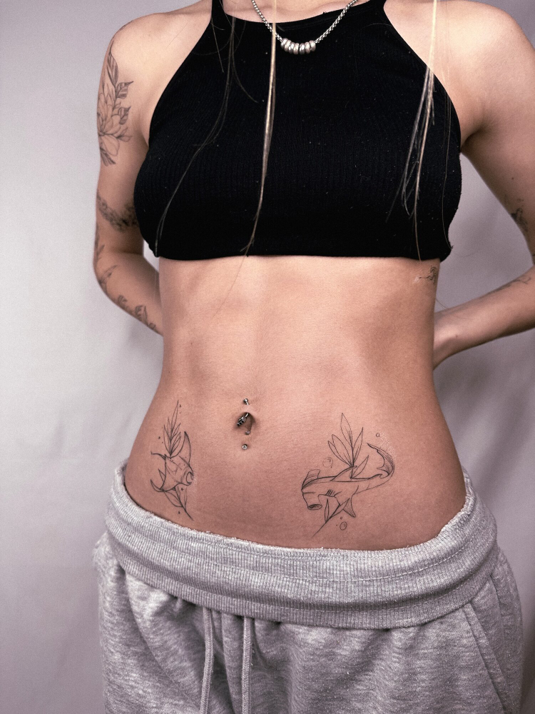 Tattoo nửa bụng mini phong cách nghệ thuật