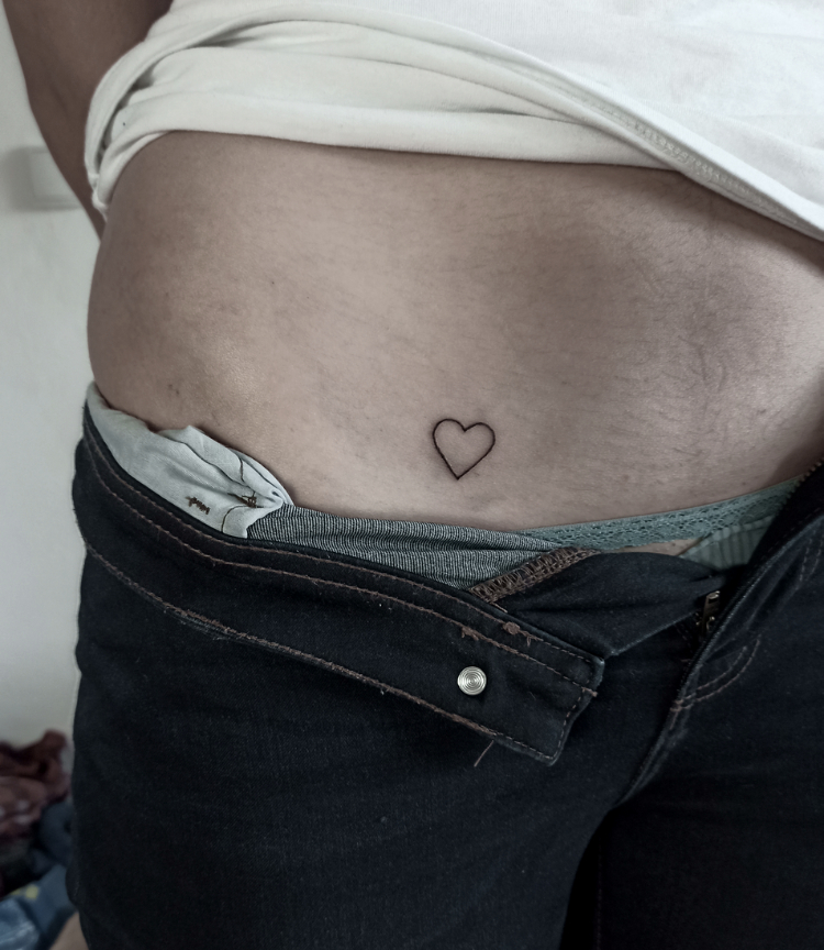 Tattoo nửa bụng mini hình trái tim đơn giản