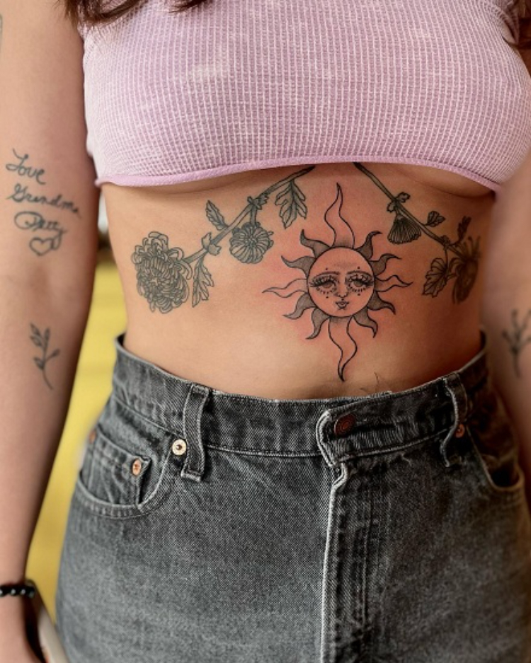 Hình xăm nửa bụng cho nữ hình bông hoa cúc và mặt trời