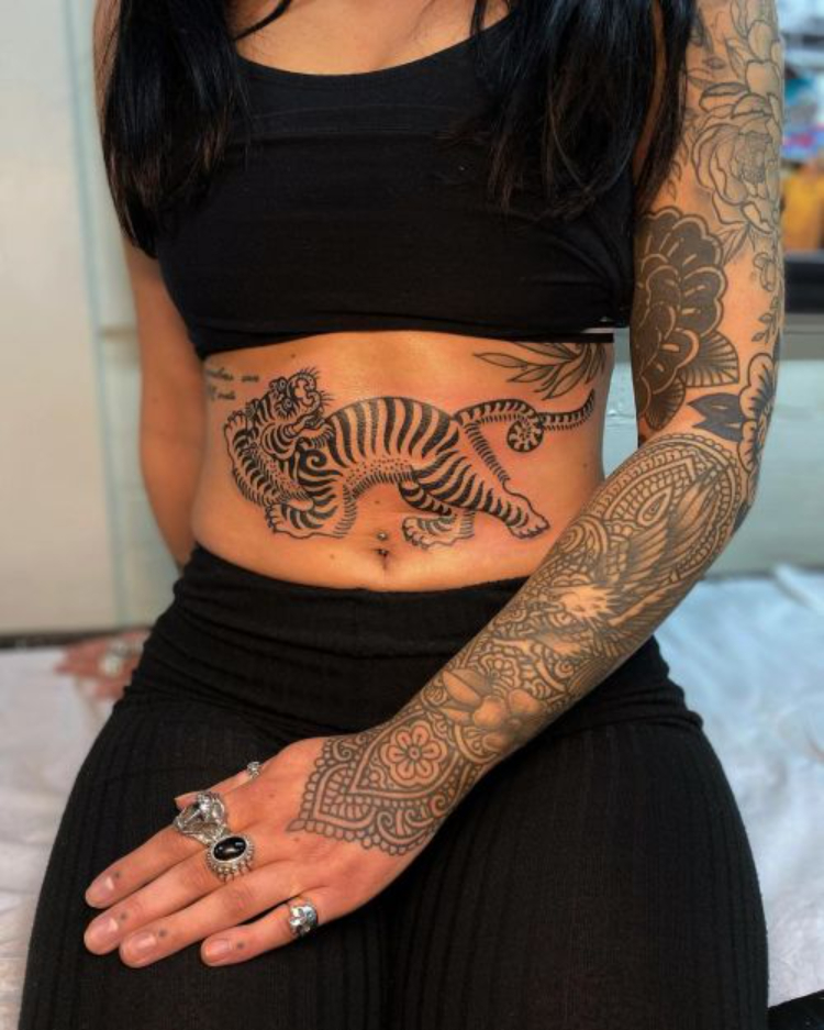 Tattoo nửa bụng cho nữ hình hổ nghệ thuật