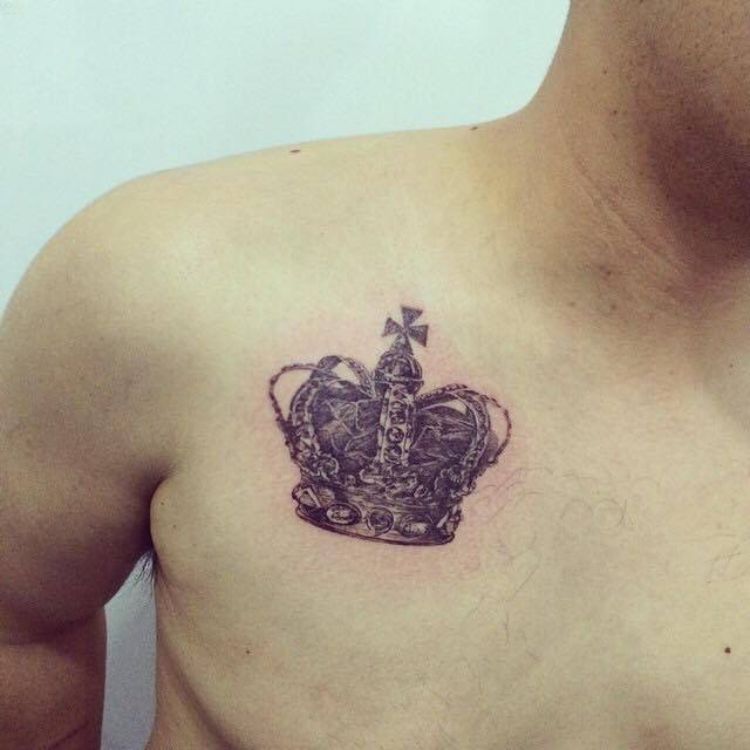 Tattoo vương miện đẹp nhỏ ở ngực