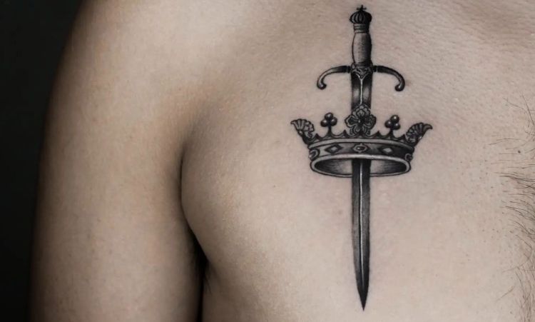 Tattoo vương miện kết hợp với thanh kiếm