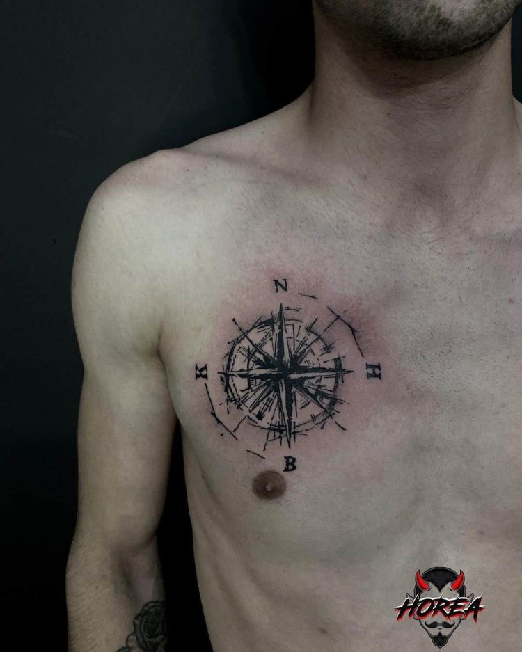 Tattoo hình la bàn sắc nét ở ngực