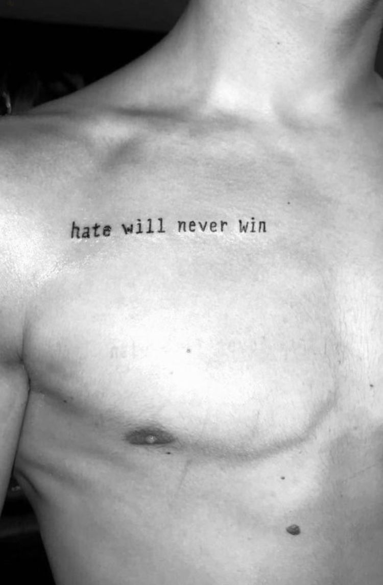 Hình xăm chữ Hate will never win (thù hằn sẽ không bao giờ chiến thắng) ở ngực