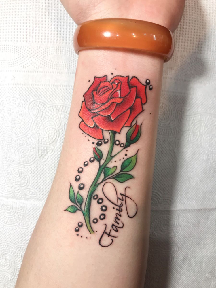 Tattoo hoa hồng đỏ quyến rũ