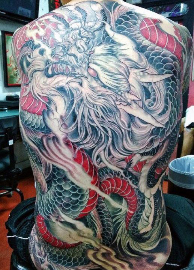 Tattoo rồng kín lưng thể hiện sức mạnh