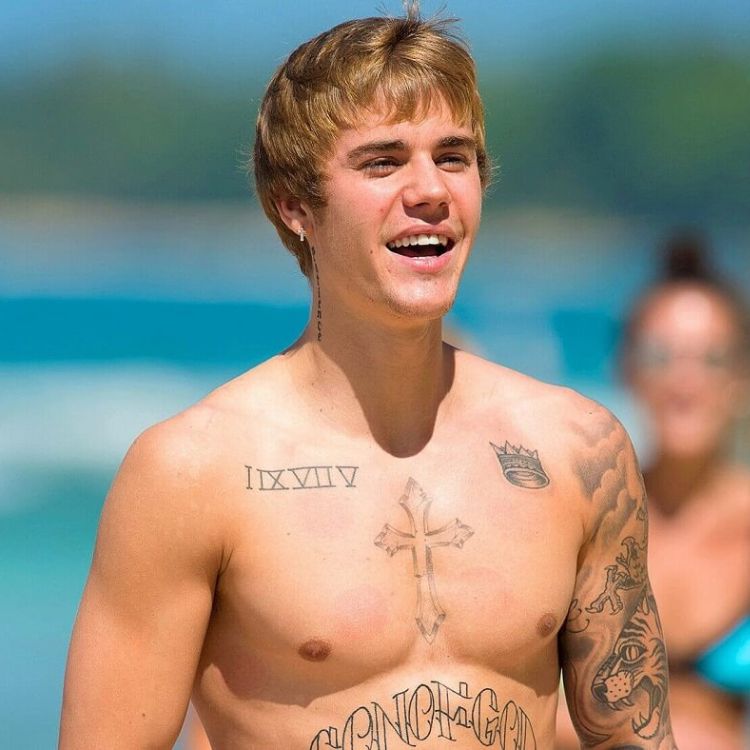 Justin Bieber sở hữu hình xăm la mã