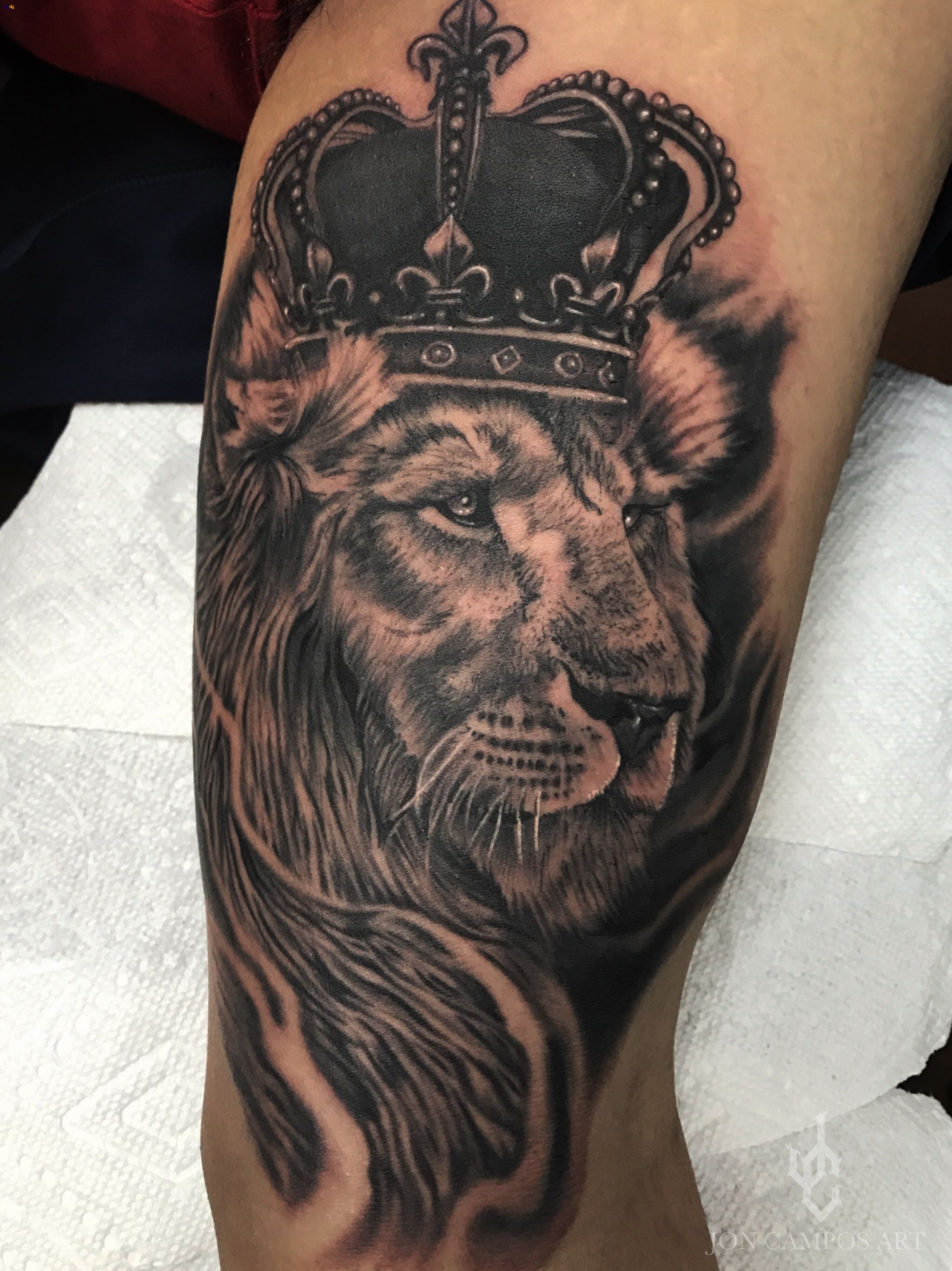 Tattoo sư tử đội vương miện ở đùi đẹp