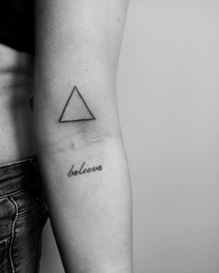 Hình xăm tam giác cùng chữ Believe