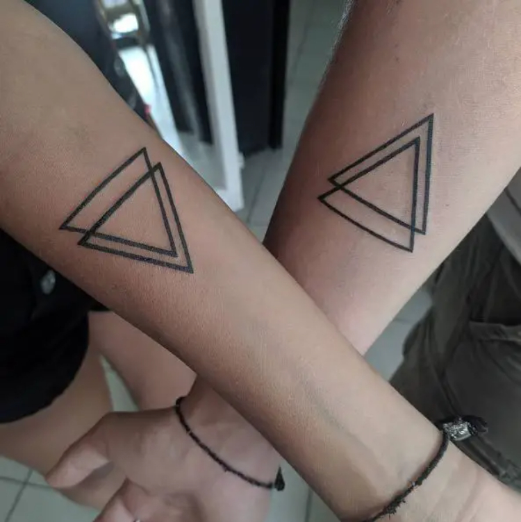 Tattoo tam giác kép ý nghĩa
