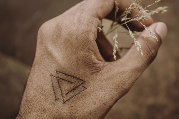 Tattoo tam giác ở tay siêu chất