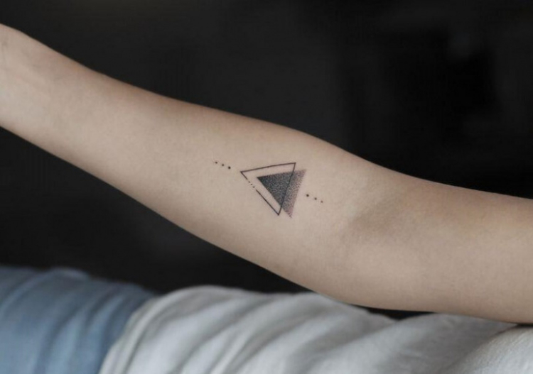 Tattoo hai tam giác ngược ngầu, chất