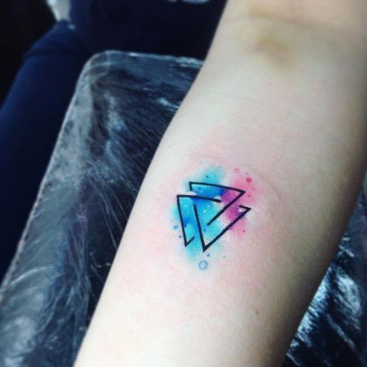 Tattoo hai tam giác ngược phong cách tie-dye