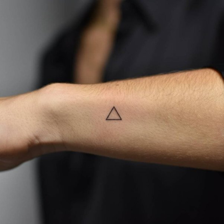 Hình xăm tam giác ở cổ tay
