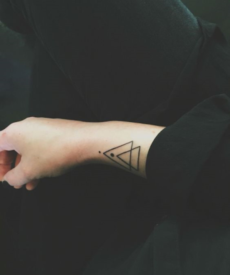 Tattoo hai tam giác ngược ở cổ tay đẹp
