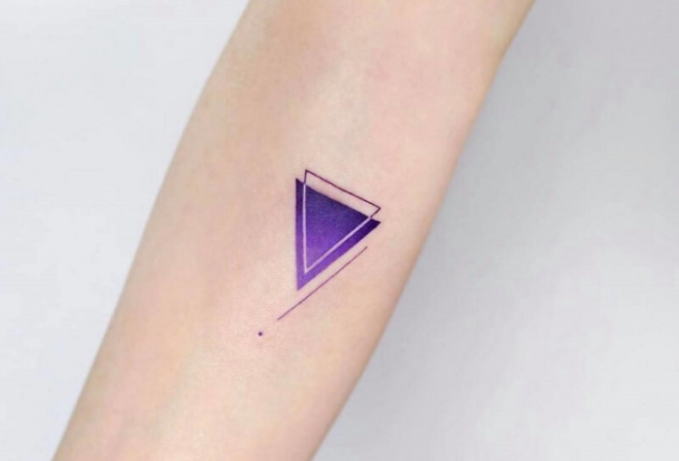 Tattoo hai tam giác ngược màu tím nổi bật