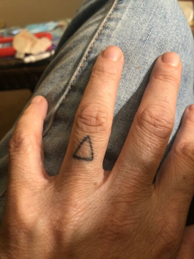 Tattoo tam giác ở ngón tay