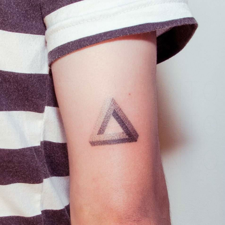Tattoo tam giác 3D đơn giản