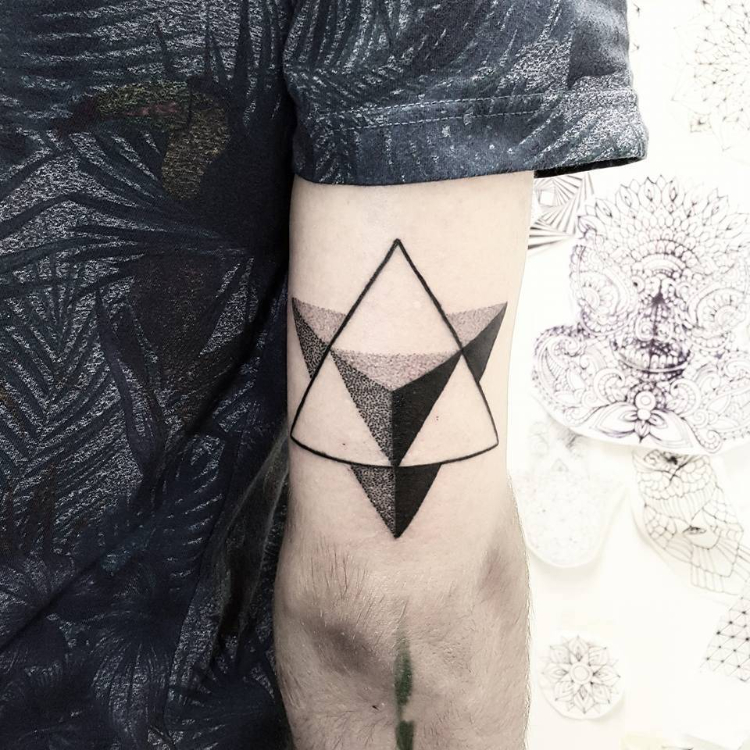 Tattoo tam giác 3D độc lạ, thú vị