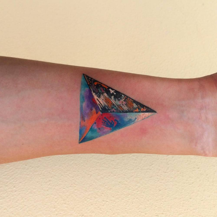 Tattoo tam giác 3D màu sắc nổi bật
